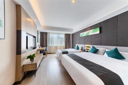 una camera d'albergo con due letti e una televisione di Thank Inn Plus Shijiazhuang Xinhua District West Beierhuan Road a Shijiazhuang