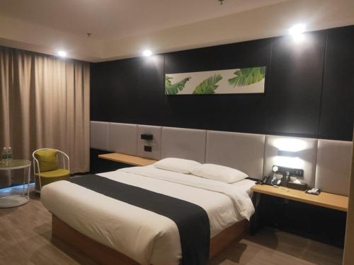 um quarto de hotel com uma cama grande e duas secretárias em Thank Inn Plus Kashgar Shule 41st Caohu Town em Kashgar
