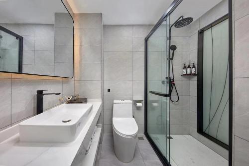 uma casa de banho com um WC, um lavatório e um chuveiro em Thank Inn Plus Dongguan Dalingshan em Dongguan