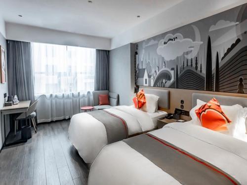 Pokój hotelowy z 2 łóżkami i biurkiem w obiekcie Thank Inn Hengyang Leiyang City Jinhua Road w mieście Leiyang
