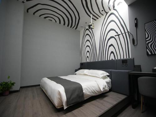 Tempat tidur dalam kamar di Thank Inn Plus Baotou Kundulun Distirct Baiyun Road