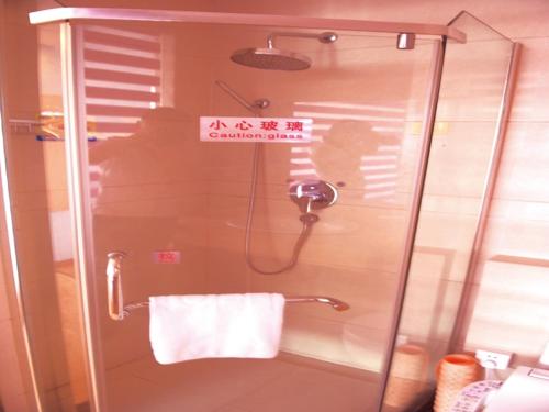 Kamar mandi di Junyi Hotel Jinhua Wuyi Hot Spring Bus Terminal Station