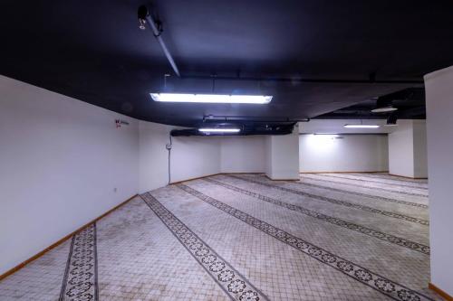 an empty room with a tile floor and a ceiling at Abdul Hafez Al Humaidan Hotel in Makkah
