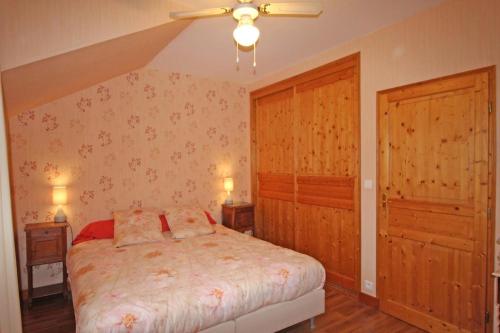a bedroom with a bed and a ceiling fan at Les rouchoux l'enclos du belier in La Croisille-sur-Briance