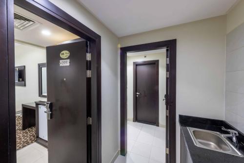 Kuchyň nebo kuchyňský kout v ubytování Abdul Hafez Al Humaidan Hotel
