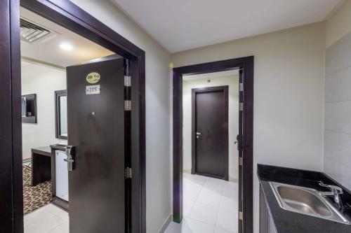 a bathroom with a door leading to a sink at Abdul Hafez Al Humaidan Hotel in Makkah