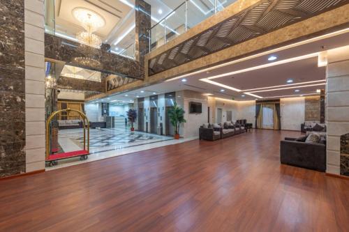a large lobby with a hard wood floor and couches at Abdul Hafez Al Humaidan Hotel in Makkah
