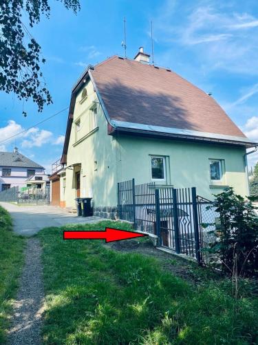 a house with a red arrow on the side of it at Útulný apartmán pro odpočinek i základna turistiky in Jablonec nad Nisou