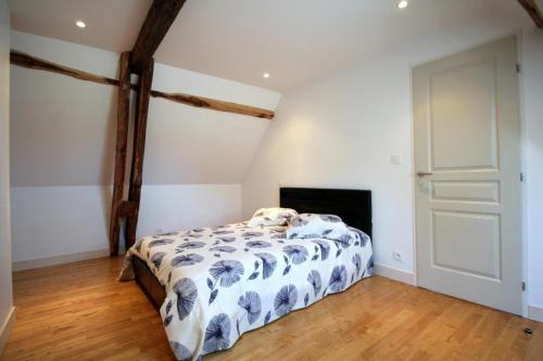 1 dormitorio con 1 cama y chimenea en Les chambaudies, en Château-Chervix