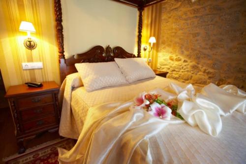 um quarto com uma cama com flores em Hotel Vila do Val em Ferreira