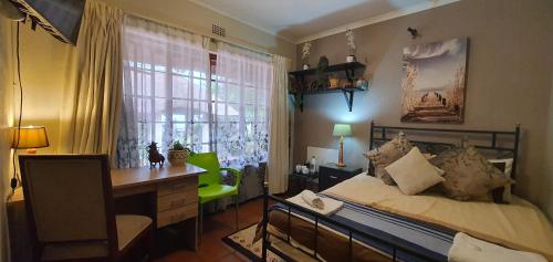 een slaapkamer met een bed, een bureau en een raam bij PepperTree Guest House Paulshof Jhb Solar No Loadshedding in Johannesburg