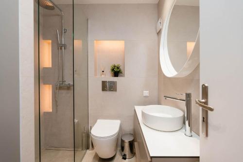 een badkamer met een toilet, een wastafel en een douche bij Phaedrus Living: Cozy Flat Koukaki in Athene