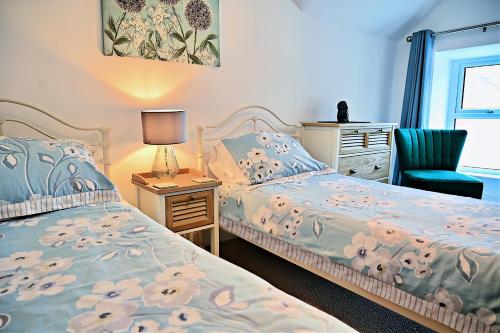 Bay View, Sleeps 18, 7 Bedrooms, 7 Bathrooms, Seafront, Cricciethにあるベッド