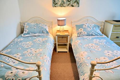 Bay View, Sleeps 18, 7 Bedrooms, 7 Bathrooms, Seafront, Cricciethにあるベッド