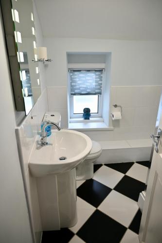 Bay View, Sleeps 18, 7 Bedrooms, 7 Bathrooms, Seafront, Cricciethにあるバスルーム