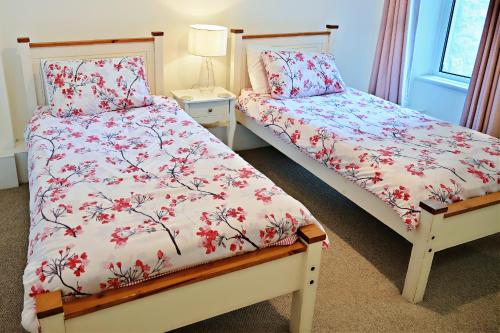 Bay View, Sleeps 18, 7 Bedrooms, 7 Bathrooms, Seafront, Cricciethにあるベッド