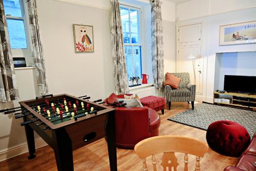 Bay View, Sleeps 18, 7 Bedrooms, 7 Bathrooms, Seafront, Cricciethにあるテレビまたはエンターテインメントセンター