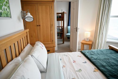 Bay View, Sleeps 18, 7 Bedrooms, 7 Bathrooms, Seafront, Cricciethにあるベッド