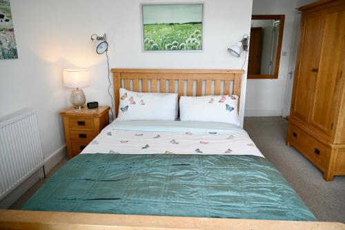 Bay View, Sleeps 18, 7 Bedrooms, 7 Bathrooms, Seafront, Cricciethにあるベッド