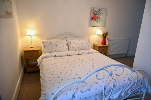 Bay View, Sleeps 18, 7 Bedrooms, 7 Bathrooms, Seafront, Cricciethにあるベッド