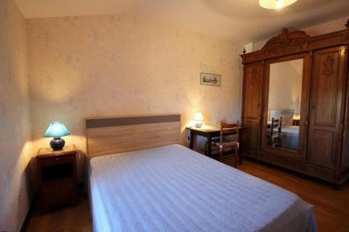 Schlafzimmer mit einem Bett, einer Kommode und einem Spiegel in der Unterkunft Vedeix in Saint-Auvent