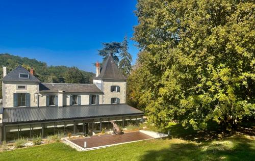a large white house with a large yard at Richard Lequet Domaine gastronomique du Val d Atur in Boulazac