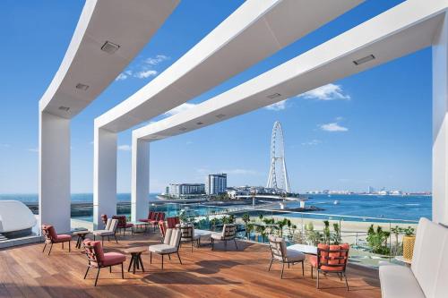 vistas al océano desde el balcón de un edificio en The Address Beach Residences - 2BR & Private Beach en Dubái