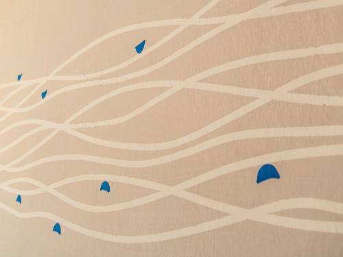 un motif de gouttes d'eau sur un fond marron dans l'établissement Kiki's, à Castagnole Lanze