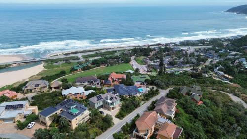 una vista aérea de una casa cerca de la playa en Bly-Uitzicht, en Wilderness