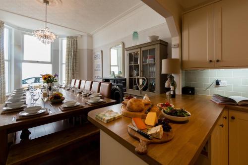 Bay View, Sleeps 18, 7 Bedrooms, 7 Bathrooms, Seafront, Cricciethにあるキッチンまたは簡易キッチン