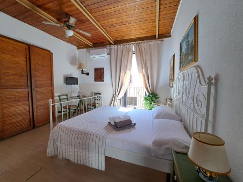 ein Schlafzimmer mit einem weißen Bett und einem Tisch in der Unterkunft I Vespri in Catania
