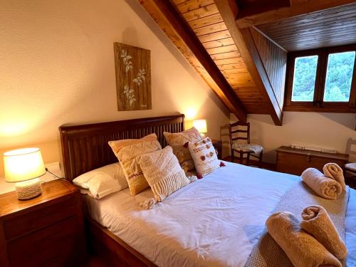 una camera da letto con un letto con sopra degli animali di peluche di Sol de Espot a Espot