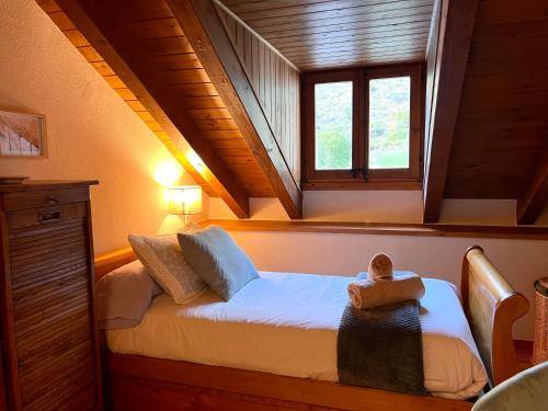 una piccola camera con un letto e una finestra di Sol de Espot a Espot