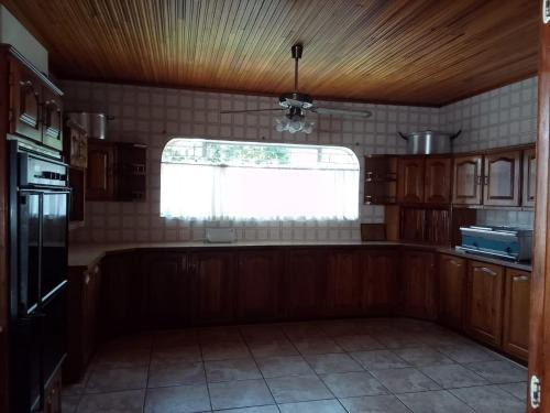 Η κουζίνα ή μικρή κουζίνα στο Emakhonkosi Guest House