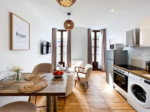 une cuisine et une salle à manger avec une table et des chaises dans l'établissement Hyper-centre de Grenoble, suite parentale - wifi fibre - cocon, à Grenoble