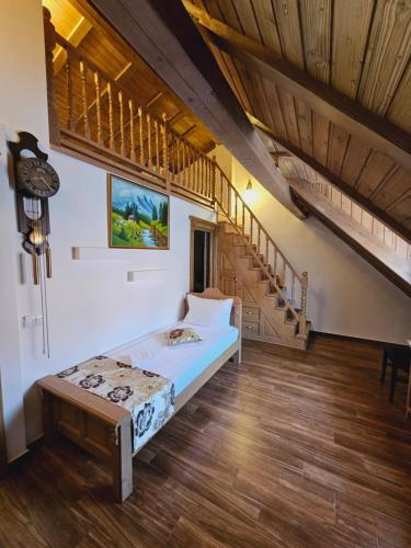 um quarto com uma cama e uma escada em Pensiunea Nobil Medieval em Sighisoara