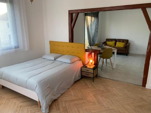 une chambre avec un lit et un salon dans l'établissement Room in Toulouse - T2 Toulouse Saint Martin du Touch, à Toulouse