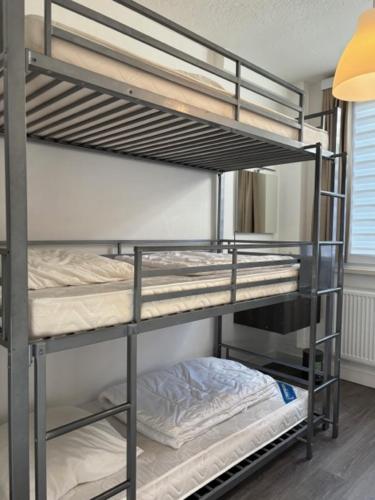 quelques lits superposés dans une chambre dans l'établissement Belle époque à 5mn de la plage, à La Panne