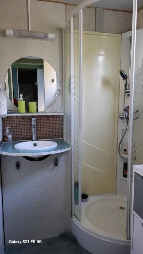 une salle de bain avec un lavabo, une douche et une baignoire dans l'établissement Chalet climatisé avec patio en Haute Corse 5 couchages, à Camp du Cap Sud