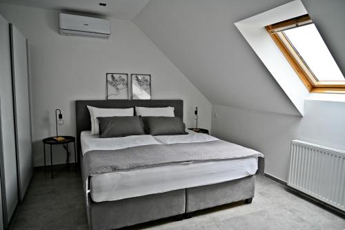 sypialnia z dużym łóżkiem na poddaszu w obiekcie Apartment Lilly w mieście Slivnica pri Mariboru