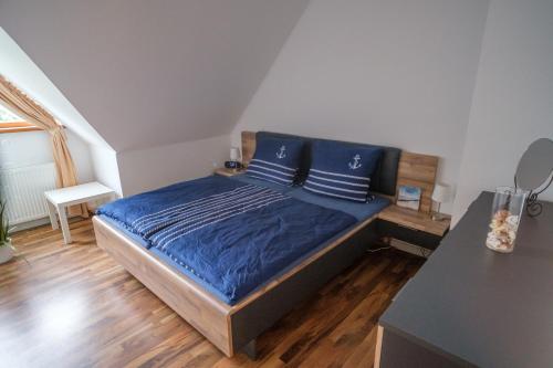 Ένα ή περισσότερα κρεβάτια σε δωμάτιο στο Ferienhaus Ostseeglück Neukirchen