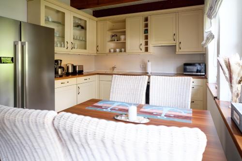 Η κουζίνα ή μικρή κουζίνα στο Ferienhaus Ostseeglück Neukirchen