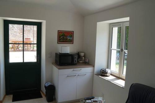 Η κουζίνα ή μικρή κουζίνα στο Gîte Pétronille - pied à terre dans le saumurois