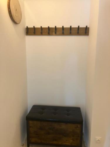 a bench in a corner with a clock on a wall at Le christiana hyper centre valberg in Péone