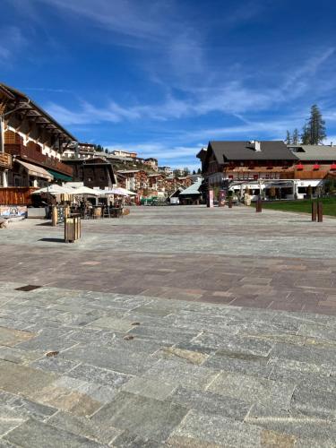an empty plaza in a town with buildings at Le christiana hyper centre valberg in Péone