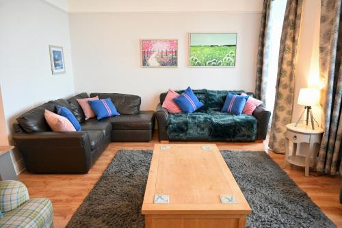 Posezení v ubytování Glan y Mor, Sleeps 20, 8 Bedrooms, 8 Bathrooms, Seafront, Criccieth