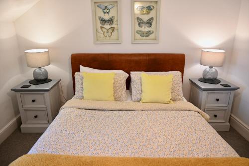 Postel nebo postele na pokoji v ubytování Glan y Mor, Sleeps 20, 8 Bedrooms, 8 Bathrooms, Seafront, Criccieth