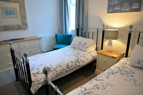 Postel nebo postele na pokoji v ubytování Glan y Mor, Sleeps 20, 8 Bedrooms, 8 Bathrooms, Seafront, Criccieth