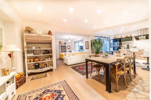une salle à manger et un salon avec une table et des chaises dans l'établissement Le maréchal, à Sète