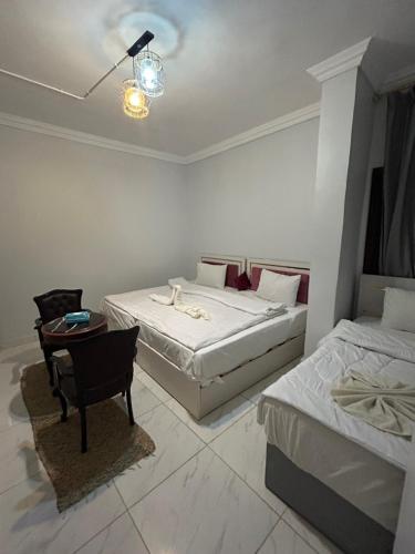 Tempat tidur dalam kamar di mesho falcon Pyramids view inn